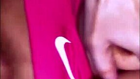 La madre de su amiga era una mujer voluptuosa que siempre vestía ropa ajustada y provocativa, lo que lo ponía muy nervioso