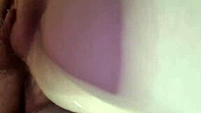 brincando com o cuzinho e com a buceta da esposa de quatro in close up creampie doggystyle