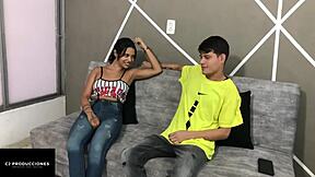 la muy cachonda de mi hermanastra le encanta que le meta mi polla gruesa por su boca y que la ponga en cuatro bien duro!!