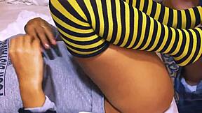 ¿quieres ver cómo la estudiante seduce al profesor y se lo folla en su oficina?