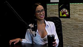 调皮Alice Vasconcelos俱乐部惹事穿透明红内衣猛干