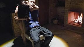 trepada selvagem ao lado da lareira no chale isolado