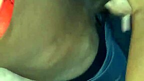 Padrastro disfruta de sus dos jóvenes hijastras culonas que prueban enorme verga por primera vez en riding sex.