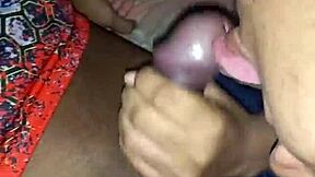 Padrastro disfruta de sus dos jóvenes hijastras culonas que prueban enorme verga por primera vez en riding sex.