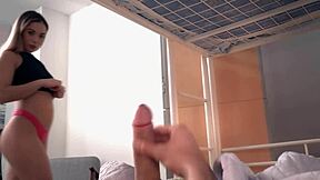 18岁美女莉莉贝拉被大鸡巴保安操紧逼 😈