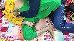 印度 Desi 夫妻在厕所快速后硬核性交，毛阴部骑乘