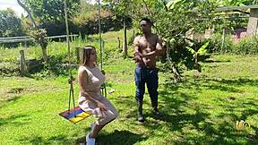 La Patrona De La Finca FOLLA A Un Obrero Que SALE De La Piscina DESNUDO Con Su Big Ass Y Tits