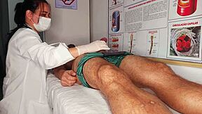 tive uma ereção na frente da enfermeira brasileira com big tits licking my monster cock