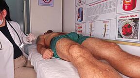 tive uma ereção na frente da enfermeira brasileira com big tits licking my monster cock