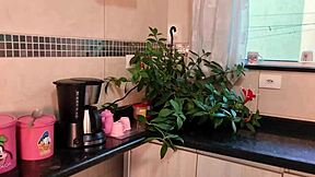 Fui Cozinhar Pra Minha Vizinha e Filha Dela Acabei Comendo as Duas na Cozinha Completo no Sheer Red