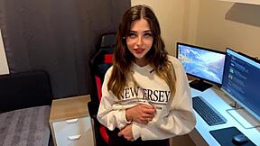 我朋友的继父说服我上床，我本想去看电影，却和一个46岁的胖子用西班牙语全视频上床！