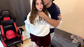 我朋友的继父说服我上床，我本想去看电影，却和一个46岁的胖子用西班牙语全视频上床！