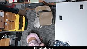 保安惩罚偷东西少女后室猛干