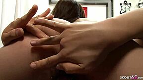 我抓到这个日本继母看我自慰，然后她引诱我内射她的毛茸茸阴部