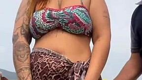 fiquei peladinha na praia na frente do cara ele ficou de pau duro e eu dei uma pegadinha no pau?