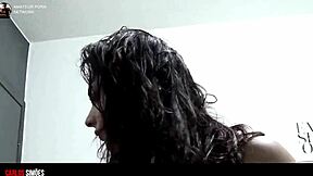 novinha linda e gostosa mostra a calcinha em lingerie caseira. a latina jovem provoca com sua ass sexy no vídeo amador.