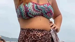 fiquei peladinha na praia na frente do cara ele ficou de pau duro e eu dei uma pegadinha no pau?