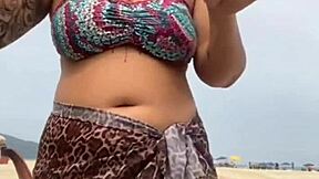 fiquei peladinha na praia na frente do cara ele ficou de pau duro e eu dei uma pegadinha no pau?