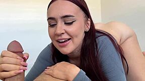 厚实继妹 Emily Norman 从 Scott Stark 那里在女上位得到内射