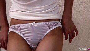 这个娇小18+亚洲少女能承受油滑按摩师粗暴中出按摩吗？