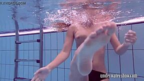 Lucy slowly takes off her bikini while teasing in the pool underwater 😘🏊