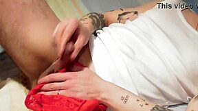 Me pilla mi hermanastra con sus bragas y ella termina la faena hasta que me corro en su boca!