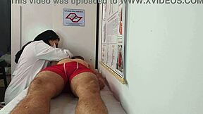 enfermeira e est�tica observa ere��o do paciente durante consulta m�dica.