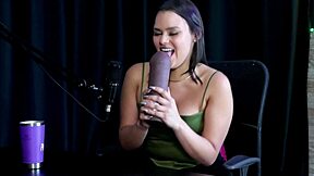 黑辣妹深喉吞屌秀大奶，拳交后肛交高潮😏