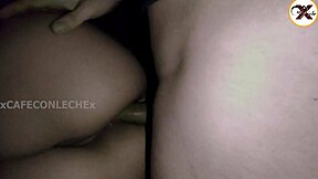 Follando con mi hermanastra en su cama, abriéndole el culo y metiendo mi verga en su apretadita vagina.