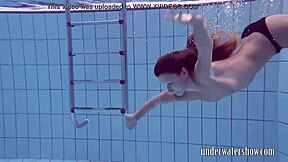 Lucy slowly takes off her bikini while teasing in the pool underwater 😘🏊