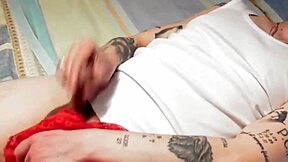 Me pilla mi hermanastra con sus bragas y ella termina la faena hasta que me corro en su boca!