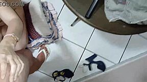 le pague a esta universitaria para que haga un casting y tome leche de un desconocido