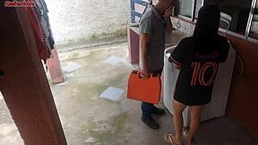 Dona De Casa Casada Paga Técnico De Máquina De Lavar Com a Bunda Enquanto Marido Esta Fora