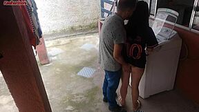 Dona De Casa Casada Paga Técnico De Máquina De Lavar Com a Bunda Enquanto Marido Esta Fora