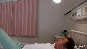 瘦小奶日本18+护士勾引丑老病人医院无码骑乘后入内射