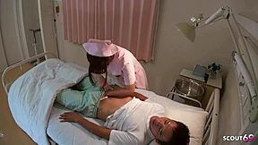 瘦小奶日本18+护士勾引丑老病人医院无码骑乘后入内射