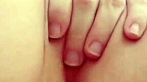 Novinha loira cute teen shows off her body boldly.