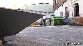 娇小德国18岁妹户外冒险深喉巨屌