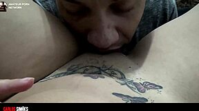 Lambendo chupando a buceta bucetinha gostoso suculenta da morena de vestido sem calcinha