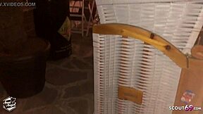 Deutsche party schlampe, lass dich von fremden typen im laden lecken!