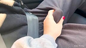 小巧棕发妹开车时口交超棒