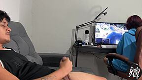 Peguei Ele Batendo Punheta Enquanto Jogava E Tomei Iniciativa Com Boquete E Punheta