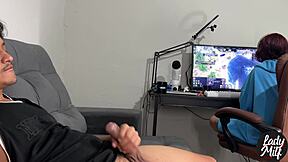 Peguei Ele Batendo Punheta Enquanto Jogava E Tomei Iniciativa Com Boquete E Punheta