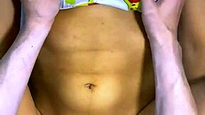 La mejor amiga y el infiel se miraron con deseo mientras sus manos se tocaban y terminaron en su habitación.