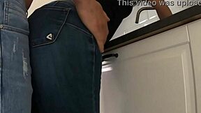 madrastra lavando platos en cocina follada rapido por detras con corrida masiva