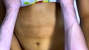 La mejor amiga y el infiel se miraron con deseo mientras sus manos se tocaban y terminaron en su habitación.