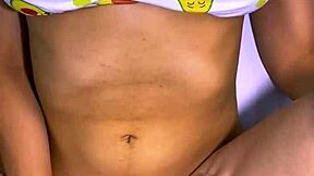 La mejor amiga y el infiel se miraron con deseo mientras sus manos se tocaban y terminaron en su habitación.