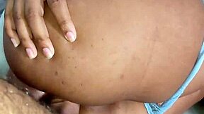 Não consigo resistir em foder o cu dessa puta morena nalgona