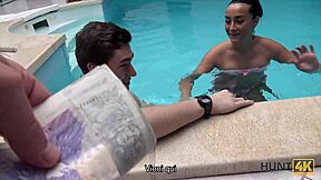 hunt4k sesso nella piscina privata con blowjob e fingering