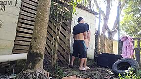 Meu marido saiu e me deixou receber o pedreiro sozinha para um or�amento with big ass latina wife in jeans shorts